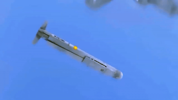 Ngay cả một chiếc chiến đấu cơ F-35 cũng có thể mang theo 24 quả bom GBU-53/B StormBreaker, 8 quả bên trong khoang bụng và 16 quả bên ngoài, trong khi đó những tiêm kích như F-15E sẽ mang được nhiều hơn.