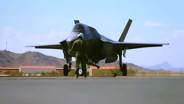 Vào ngày 25 tháng 7 năm 2024, Bộ Ngoại giao Mỹ đã phê duyệt cho phép Bỉ mua tới 196 quả bom GBU-53/B StormBreaker (SDB-II) cùng với các dịch vụ hậu cần, với chi phí ước tính là 115 triệu USD.