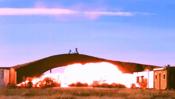 Bom thông minh GBU-53B StormBreaker có kích thước nhỏ, cho phép một máy bay mang được nhiều đạn, khiến cho phải huy động ít chiến đấu cơ hơn mà vẫn tiêu diệt cùng số lượng mục tiêu.