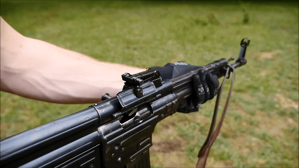Sau Thế Chiến II, súng trường Stg-44 đã thay đổi diện mạo ngành thiết kế vũ khí, và quân đội trên toàn thế giới bắt đầu được trang bị súng trường có thể thay đổi chế độ bắn và súng cacbin sử dụng đạn cỡ trung.