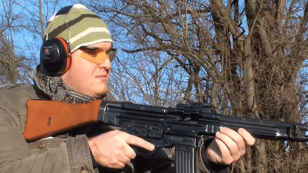 Đó chính là súng trường Sturmgewehr 44 hay Stg-44, nguồn cảm hứng của mọi khẩu súng trường tấn công hiện đại và nó được coi là một cuộc cách mạng trên chiến trường thời kỳ đó.