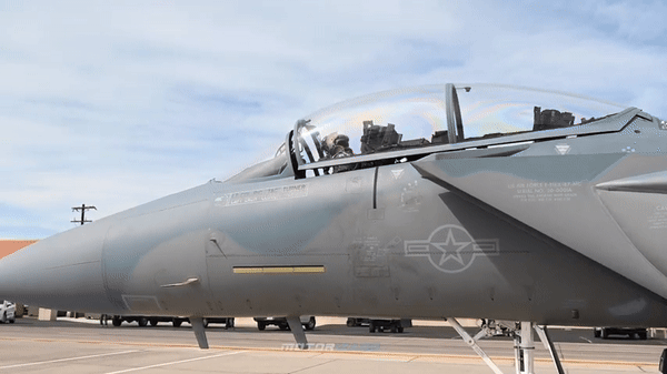 Khả năng đa nhiệm của F-15EX có nghĩa là nó có thể thích ứng với nhiều tình huống chiến đấu khác nhau, cho dù đó là giao chiến với máy bay địch, cung cấp hỗ trợ trên không tầm gần hay tiến hành các cuộc tấn công chiến lược.