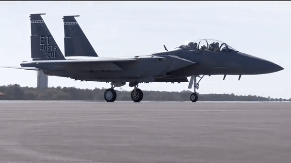 F-15EX có bán kính chiến đấu khoảng 3.800 km khi được tiếp nhiên liệu trên không, cho phép nó tấn công các mục tiêu nằm sâu trong lãnh thổ của đối phương.