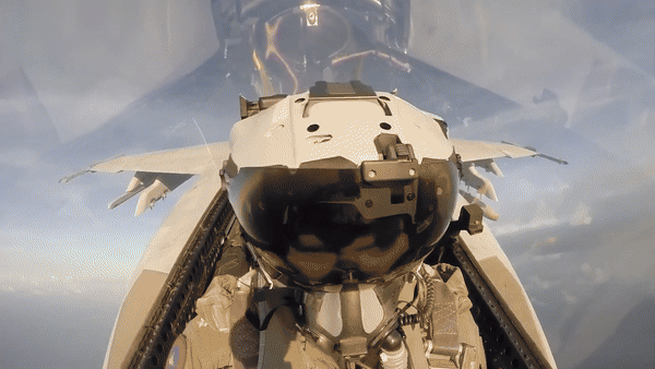 Hải quân Mỹ trước đó đã nói rằng phi đội không quân của trên tàu sân bay USS Dwight D. Eisenhower đã sử dụng tổng cộng 60 tên lửa không đối không và 420 quả đạn không đối đất.