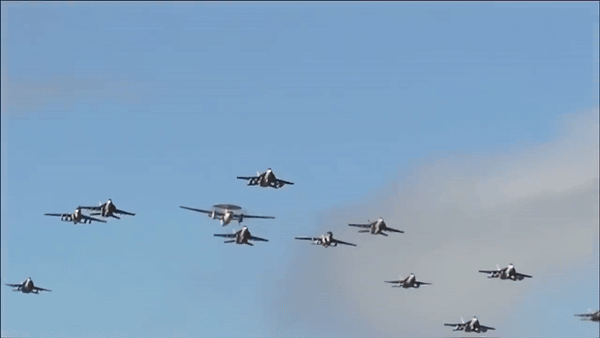 Được biết, phi đoàn VFA-32 thuộc tàu sân bay USS Dwight D. Eisenhower gần đây đã trở về Mỹ, kết thúc đợt triển khai 9 tháng trên Biển Đỏ nhằm bảo vệ tự do hàng hải.