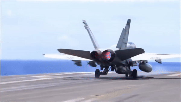 “Ngoài ra, phi đoàn VFA-32 đã thực hiện một số cuộc tấn công vào lãnh thổ Yemen để phá hủy đạn dược và các cơ sở chỉ huy được Houthi sử dụng để nhắm vào các tàu dân sự”, thông cáo của hải quân Mỹ nhấn mạnh.