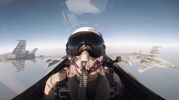 “Tổng cộng, phi đoàn VFA-32 đã sử dụng gần 120 loại vũ khí không đối đất dẫn đường chính xác trong nỗ lực bảo vệ quyền tự do hàng hải trong khu vực hoạt động của Hạm đội 5 Mỹ”, hải quân Mỹ nnói thêm.