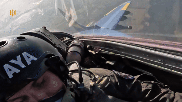 Phi công Ukraine sau đó lái chiếc MiG-29 thả bom Mỹ xuống các cây cầu, tạo ra nhiều vụ nổ. Một cây cầu bị thủng lỗ lớn, trong khi chiếc còn lại bị sập một nhịp.