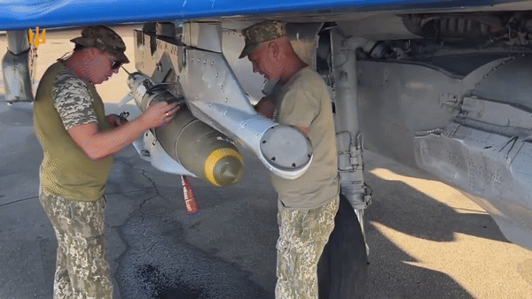 JDAM-ER (JDAM Extended Range) được trang bị thêm cánh để giúp bom có khả năng bay lượn và tấn công mục tiêu xa hơn.