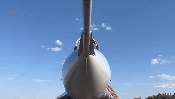 MiG-29 được Liên Xô phát triển vào thập niên 1970 và đưa vào biên chế năm 1982, đây là tiêm kích hạng nhẹ thế hệ thứ tư, một trong những tiêm kích chủ lực của không quân Ukraine.