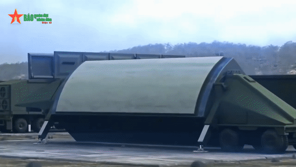 Một hệ thống THAAD hoàn chỉnh gồm đài điều khiển, radar đa chức năng AN/TPY-2, thiết bị kỹ thuật và 6 bệ phóng với tổng cộng 48 đạn sẵn sàng khai hỏa, thường cần khoảng 100 binh sĩ vận hành.