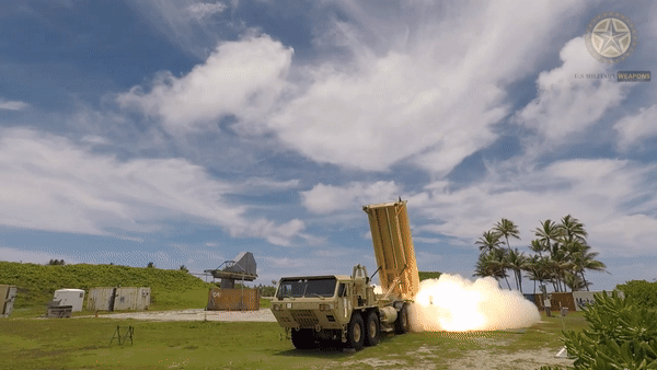 "Tổ hợp THAAD đã tới nơi. Chúng tôi có khả năng đưa tổ hợp vào vận hành rất nhanh và đang đạt mục tiêu đã đề ra", Bộ trưởng Quốc phòng Mỹ Lloyd Austin ngày 20/10 thông báo.