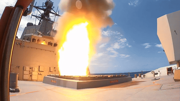 SM-2 được phóng từ hệ thống phóng thẳng đứng MK-41 (VLS-Vertical Launching System) và hệ thống dẫn tên lửa MK-26 (GMLS-guided Missile Launching System).