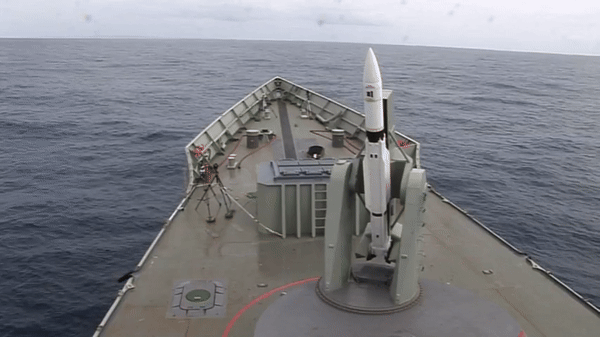 SM-2ER cũng có thể dùng để đánh chặn mục tiêu bề mặt, thông qua hệ thống đánh chặn tầm xa có khả năng chống lại các loại tên lửa chống máy bay và chống tàu.