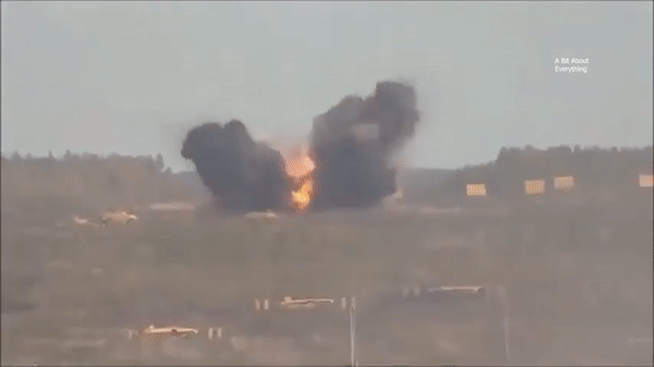 Hệ thống pháo phản lực áp nhiệt TOS-1A là phiên bản mới nhất của hệ thống TOS-1, được đưa vào biên chế quân đội Nga từ năm 2001.