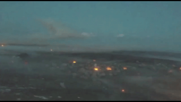 Video cho thấy quân đội Nga "khai hỏa hàng trăm quả đạn vào các vị trí của binh sĩ Ukraine chỉ trong vòng vài phút", gây ra hàng loạt vụ nổ lớn liên tiếp, làm rực sáng cả khu vực.