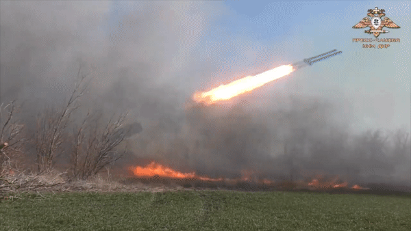 Các tài khoản mạng xã hội ủng hộ Ukraine nhận định lực lượng Nga đã sử dụng pháo phản lực phóng loạt BM-21 Grad và pháo nhiệt áp TOS-1A để "rải thảm" hỏa lực vào làng Belogorovka.