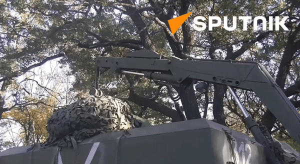 Xe mang phóng của hệ thống TOS-1A được điều khiển bởi 3 thành viên gồm chỉ huy, pháo thủ và lái xe. Xe được trang bị hệ thống điều khiển hỏa lực tân tiến.