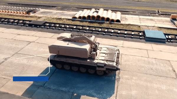 Đi kèm với xe mang phóng là xe nạp đạn TZM-T, xe được trang bị thêm cần cẩu để tiện vận chuyển tên lửa. Tổ đội lái TZM-T cũng gồm 3 người.