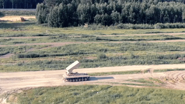 Đạn rocket có chiều dài 3,3 m, nặng 173 kg và một loại dài 3,7m nặng 217 kg.