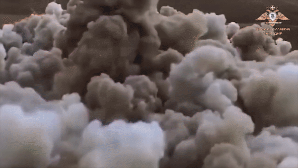 Ông Alexei Goncharov, người đứng đầu Cơ quan phòng vệ bức xạ, hóa học và sinh học của Không quân Nga, nói rằng phương Tây không có đối thủ tương xứng với TOS-1A và hệ thống này có thể "gieo rắc sợ hãi cho kẻ thù".