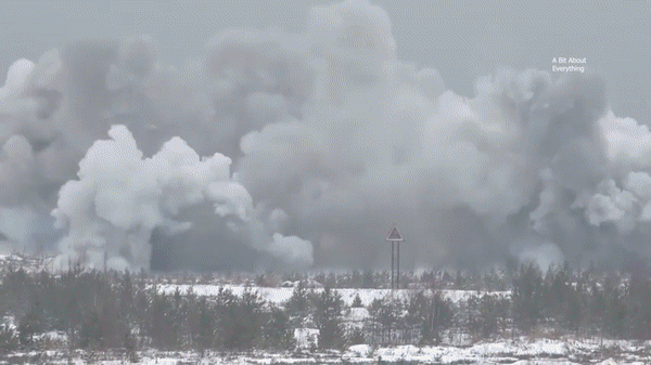 Nga cũng từng xuất khấu pháo phản lực áp nhiệt TOS-1A sang các quốc gia như Azerbaijan, Iraq, Syria và Kazakhstan.