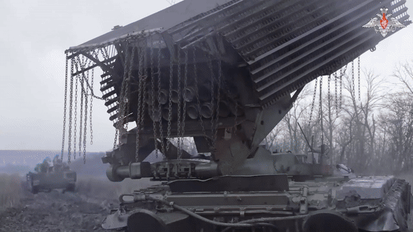 Mọi thao tác được thực hiện bên trong xe, đảm bảo an toàn cho tính mạng của tổ đội.