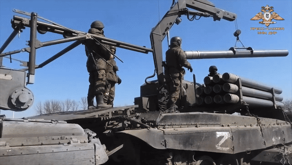 TOS-1A giống với hệ thống phóng đa tên lửa, trong thời gian ngắn có thể phủ bão lửa xuống đầu đối phương.