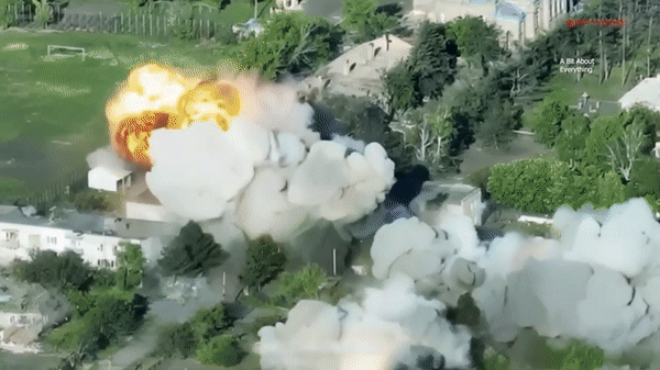 Pháo phản lực nhiệt áp TOS-1A là một trong những loại vũ khí hàng đầu với hỏa lực cực mạnh của Nga được sử dụng trong xung đột Đông Âu đang diễn ra.