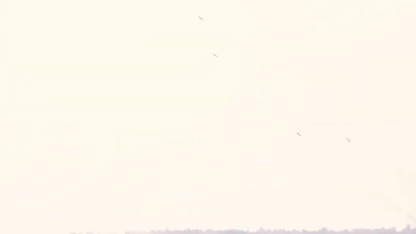 "Hãy nhìn các vụ nổ cách xa nhau thế nào. Họ không ưu tiên sự chính xác mà chỉ muốn phủ kín hỏa lực lên toàn khu vực", một tài khoản bình luận.