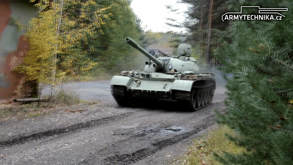 T-54 xuất hiện lần đầu năm 1949 như một mẫu tăng hạng trung thay thế cho T-34 thời Thế chiến II.