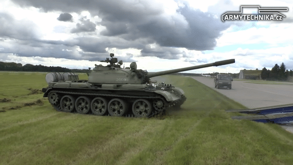 Trong khi đó ở vị trí xạ thủ là hệ thống ngắm TPN-1-22-11 có độ phóng đại cố định là 5,5x và trường nhìn rộng 6°, cho phép xạ thủ xác định mục tiêu xe tăng ở khoảng cách 800 mét.