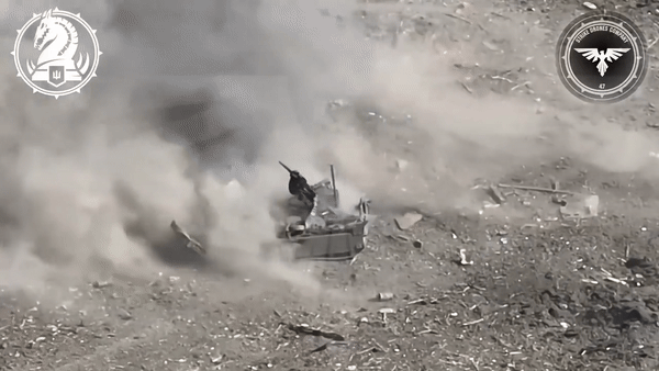 Đây không phải là lần đầu tiên xuất hiện màn đối đầu giữa drone Ukraine và UGV Nga trong xung đột Đông Âu.