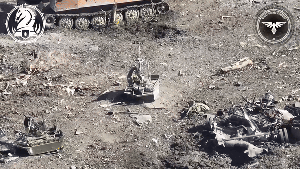 Đòn đánh tự sát từ drone Ukraine đã phá hủy chiếc UGV thứ nhất xong chiếc thứ hai cạnh đó chỉ bị hư hại nhẹ.