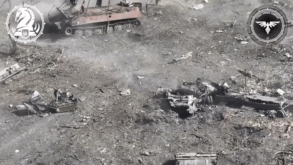 Ngay lập tức một chiếc drone khác của Ukraine tiếp cận và lao vào chiếc UGV còn lại của Nga.