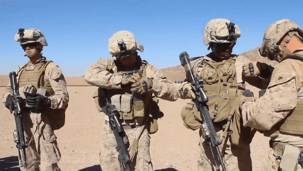 M27 có trọng lượng 3,6kg, chiều dài 940mm, nòng dài 420mm.