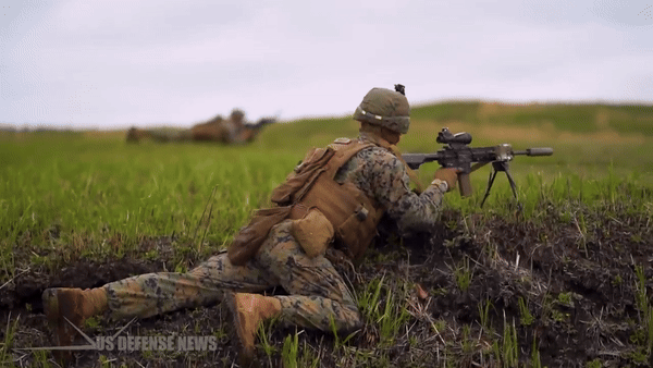 Được biết, trước khi chọn khẩu M27, Mỹ đã cân nhắc chọn súng FN SCAR do Bỉ sản xuất để thay thế cho súng M4 Carbine hiện nay.