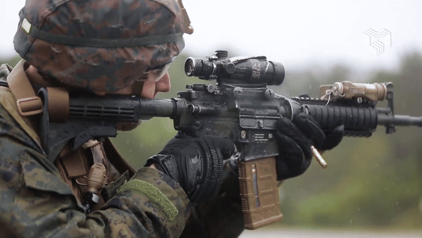 Đáng chú ý, khẩu M27 lại không do ngành công nghiệp quốc phòng Mỹ phát triển, dù ngoại hình khá giống với khẩu M4.