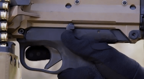 Tuy trọng lượng giảm xuống rất nhiều, nhưng độ ổn định của súng lại không hề thay đổi, điều này giúp cho súng tin cậy hơn khi bắn liên thanh.