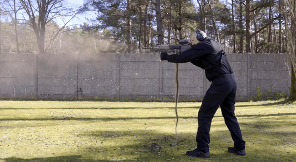 Để đạt được trọng lượng lý tưởng trên súng sử dụng rộng rãi hợp kim nhôm và nhựa.