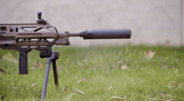 Súng sử dụng hộp tiếp đạn 50 viên và có thể khai hỏa với tốc độ bắn 750 phát/phút và tầm bắn hiệu quả lên tới 1000 m. 