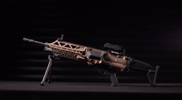 Cơ chế mới có tác động tích cực đến độ tin cậy; đạn được căn chỉnh tự động - nếu băng được đặt không chính xác vào khay nạp đạn, nó sẽ tự động được đẩy ra để tránh bị tắc đạn.