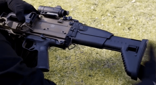 Việc sử dụng loại báng hiện đại có thể điều chỉnh được độ dài ngắn và cao thấp của ốp tỳ má giúp cho súng khá dễ dàng thích ứng với từng xạ thủ.