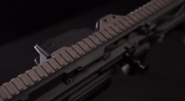 Thiết kế FN Herstal dựa trên nguyên tắc loại bỏ khí thuốc súng khỏi nòng, với một khóa nòng mở và một piston khí, hành trình ngắn.