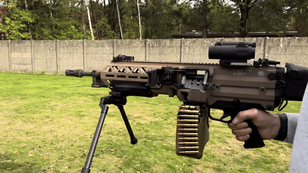 Súng sử dụng hai loại băng 100 hoặc 200 viên đạn (dùng cho FN Minimi).