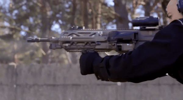 Khối lượng súng cũng chỉ 6,2 kg, tức chỉ bằng 2/3 so với các loại súng sử dụng cùng kích cỡ đạn.