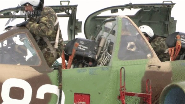 Nguyên mẫu T-8 của Su-25 bay chuyến đầu vào tháng 2/1975, nhưng sau đó Liên Xô đã thay đổi một số chi tiết trước khi sản xuất loạt.