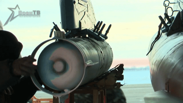 Su-25 có chiều dài 15,35 m, cao 5,2m và có sải cánh 14,52 m. Trọng lượng cất cánh tối đa của chiến đấu cơ này lên tới hơn 17 tấn.