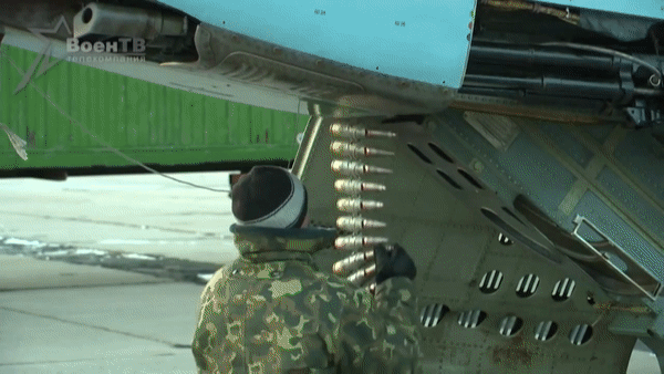 Su-25 được trang bị 2 động cơ turbojet, có tốc độ bay tối đa là 950km/h. Tầm bay của phi cơ này là 1.000 km. Có thể bay xa 1.850 km nếu có thêm thùng nhiên liệu bên ngoài.