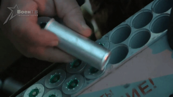 Kho vũ khí của Su-25 khá đa dạng, từ pháo bắn nhanh, rocket đến các loại bom và các loại tên lửa đối đất.